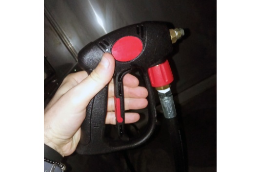Pistolet de lavage au lieu de la lance